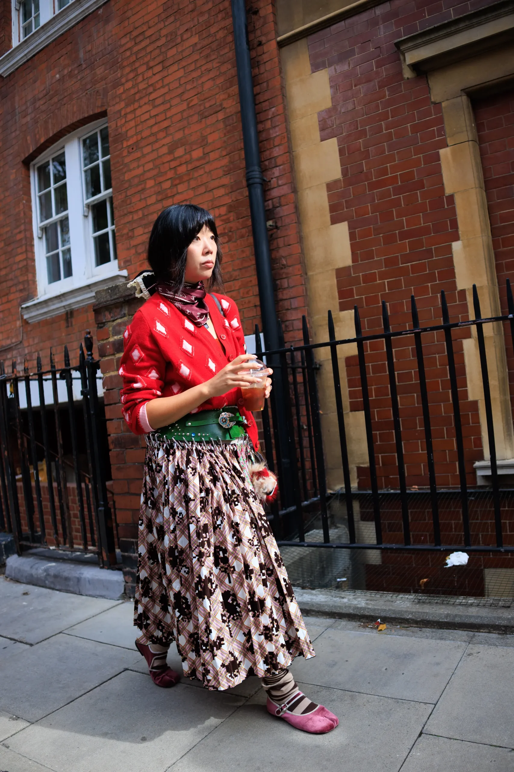 Vrouw op straat tijdens London Fashion Week