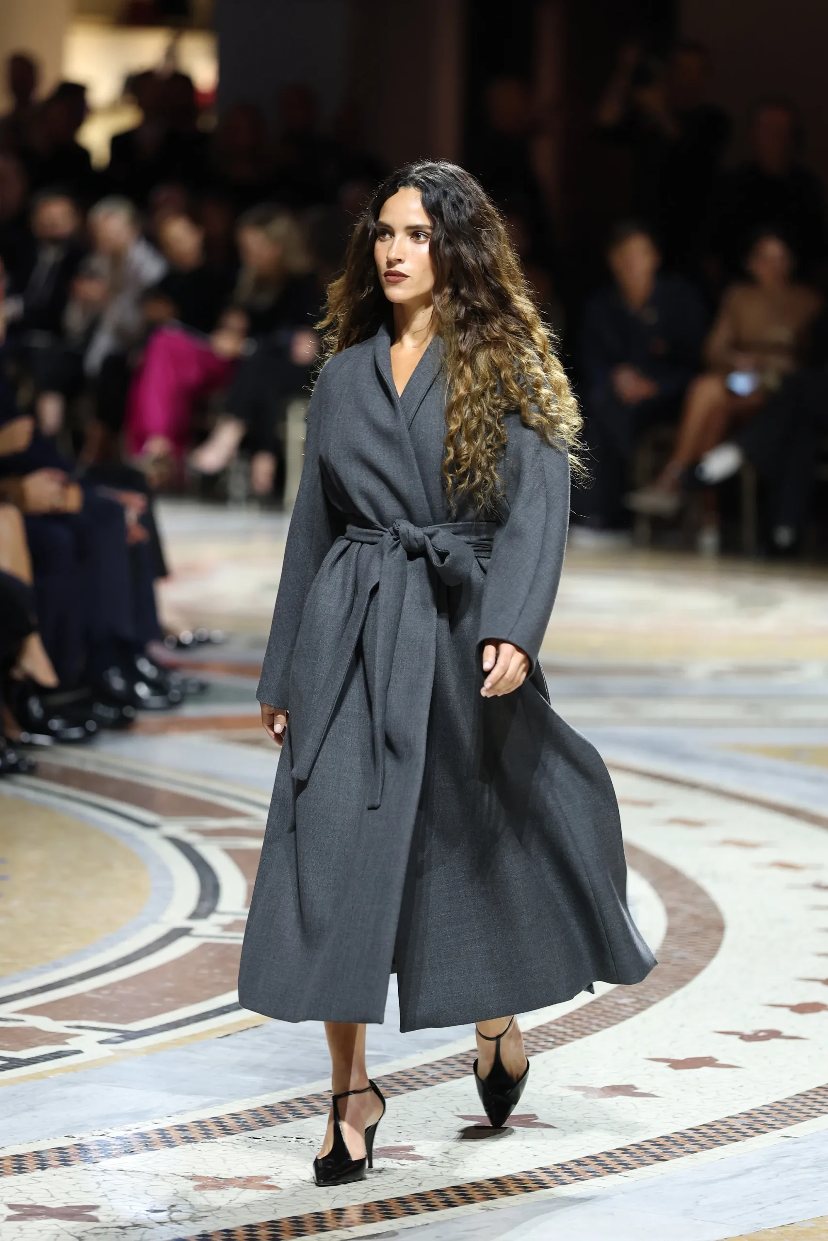 Adria Arjona in een Max Mara jas