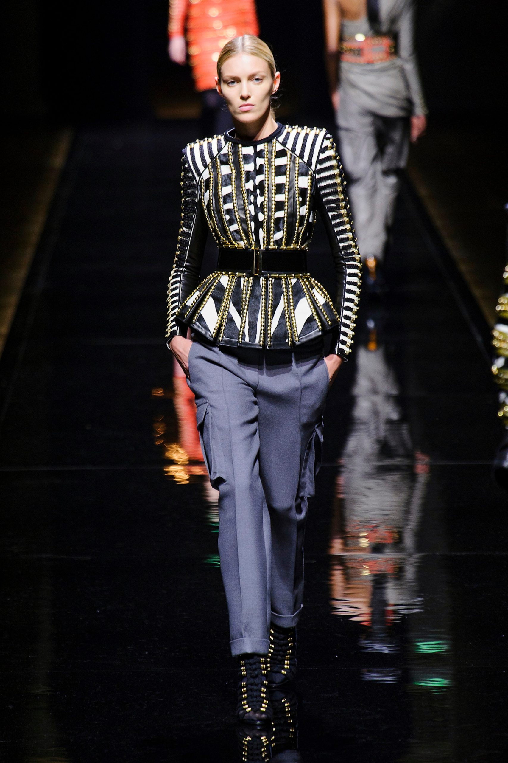 Anja Rubik op de catwalk van Balmain herfst/winter 2014
