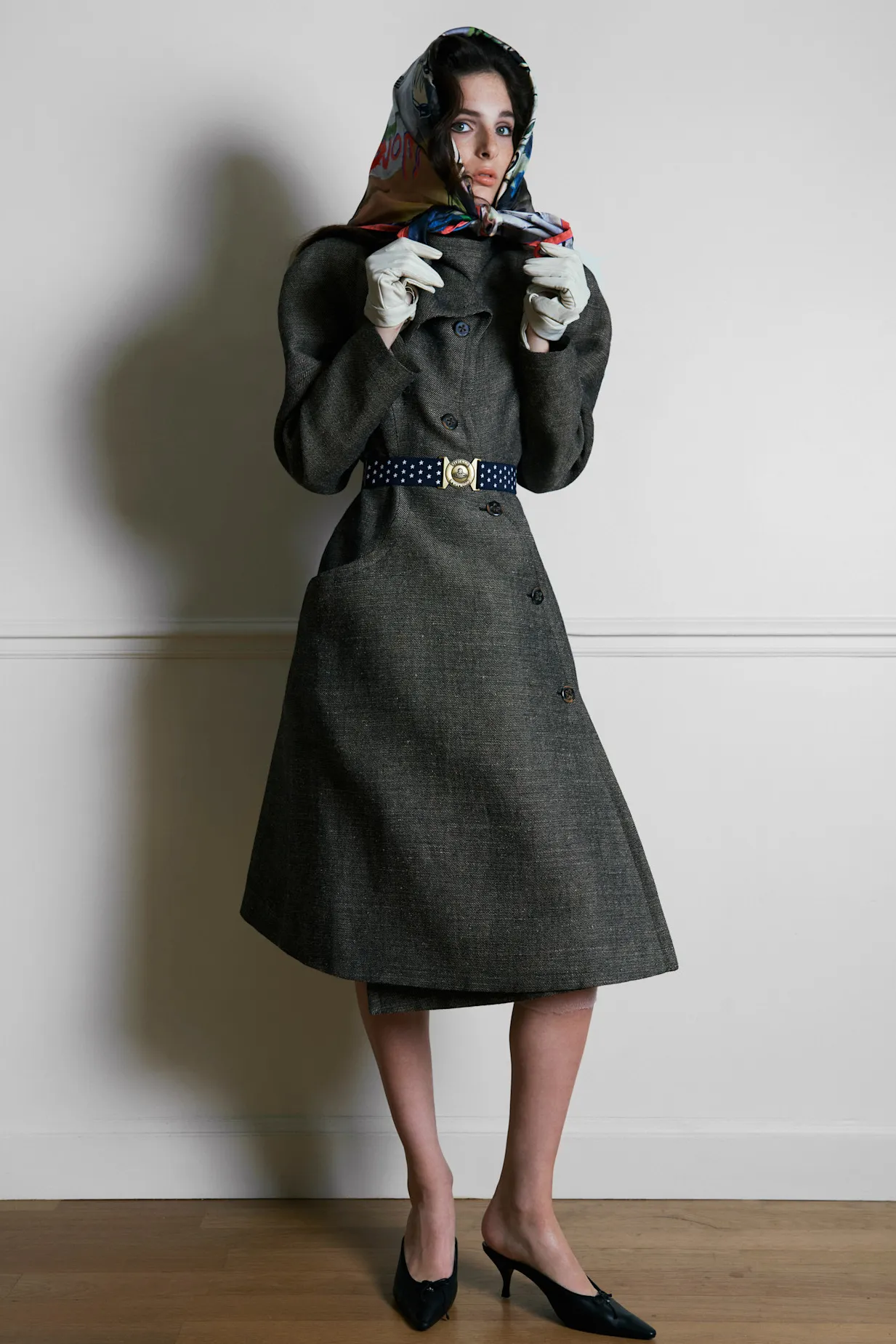Model met jurk voor Bella Newman / Vivienne Westwood