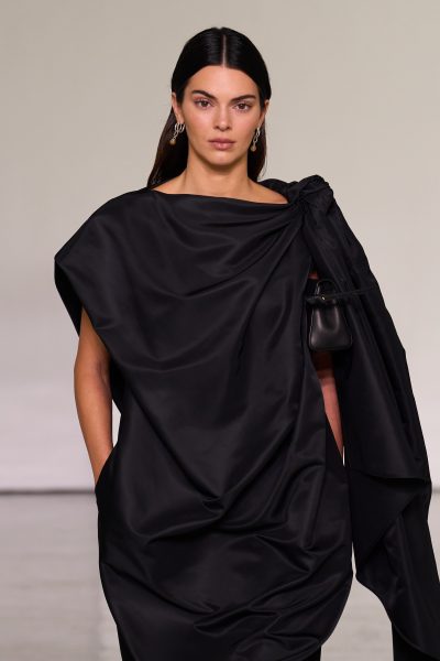 bottega-boy-jacob-elordi-kan-zijn-ogen-niet-afhouden-van-vriendin-kendall-jenner-op-de-catwalk-409524