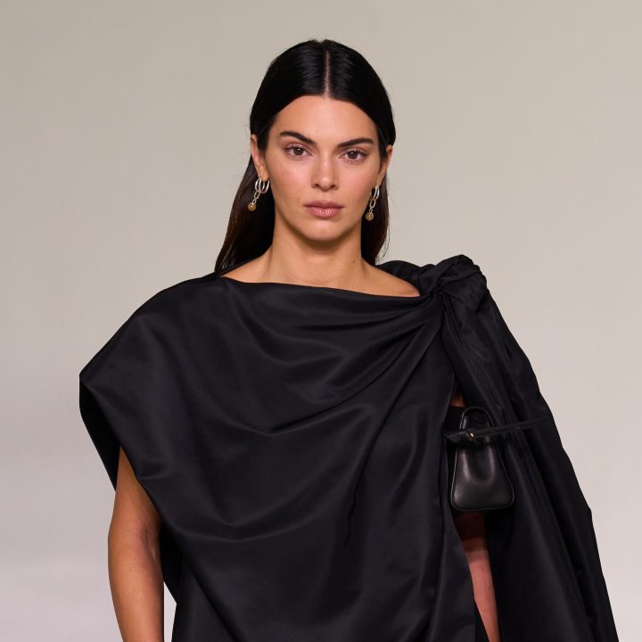 bottega-boy-jacob-elordi-kan-zijn-ogen-niet-afhouden-van-vriendin-kendall-jenner-op-de-catwalk-409524