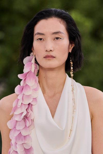 waarom-bloemen-in-een-vaas-zetten-als-je-ze-ook-aan-je-oor-kunt-hangen-a-la-dior-409833
