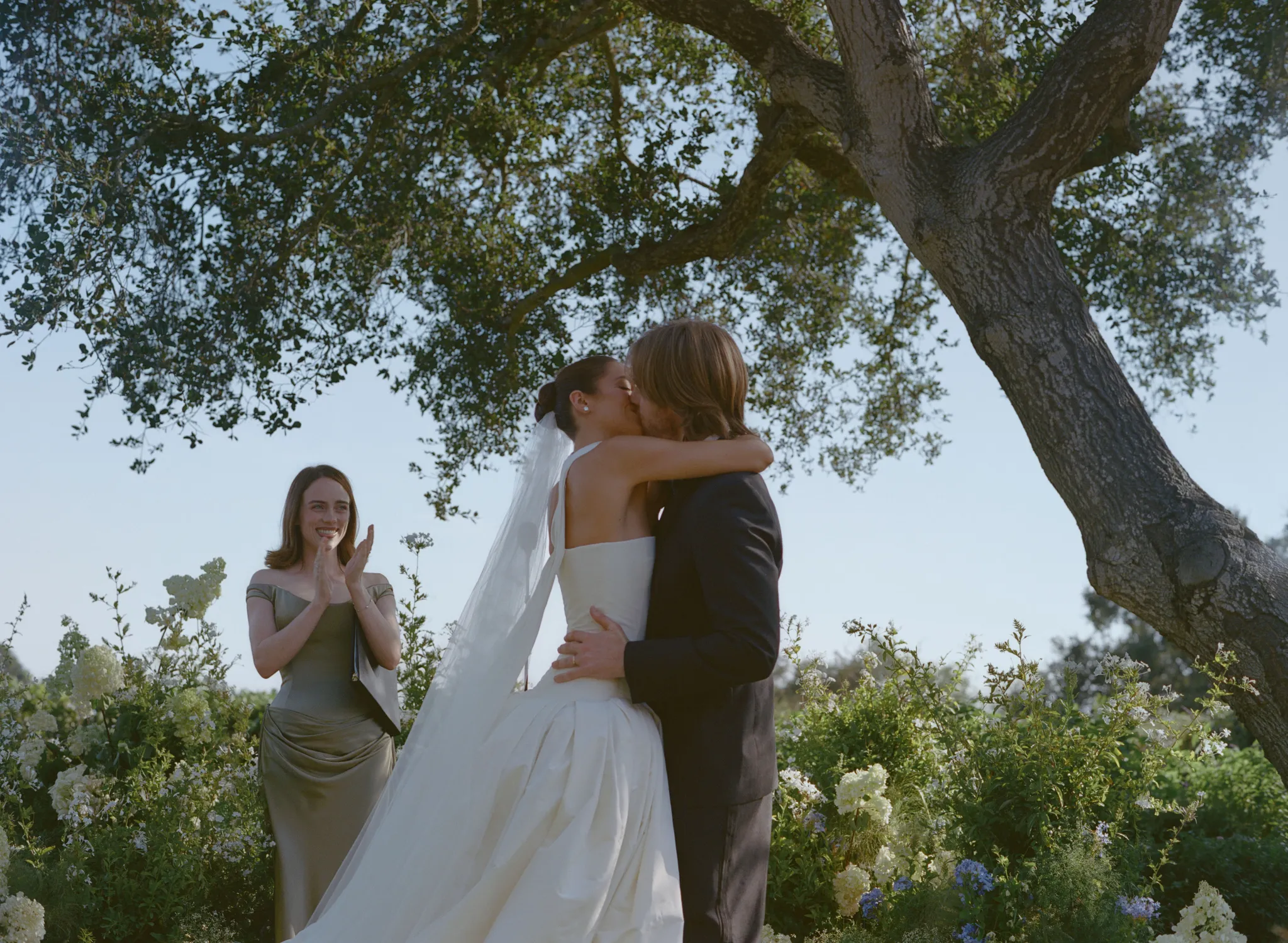 De bruiloft van Claudia en Finneas, de broer van Billie Eilish