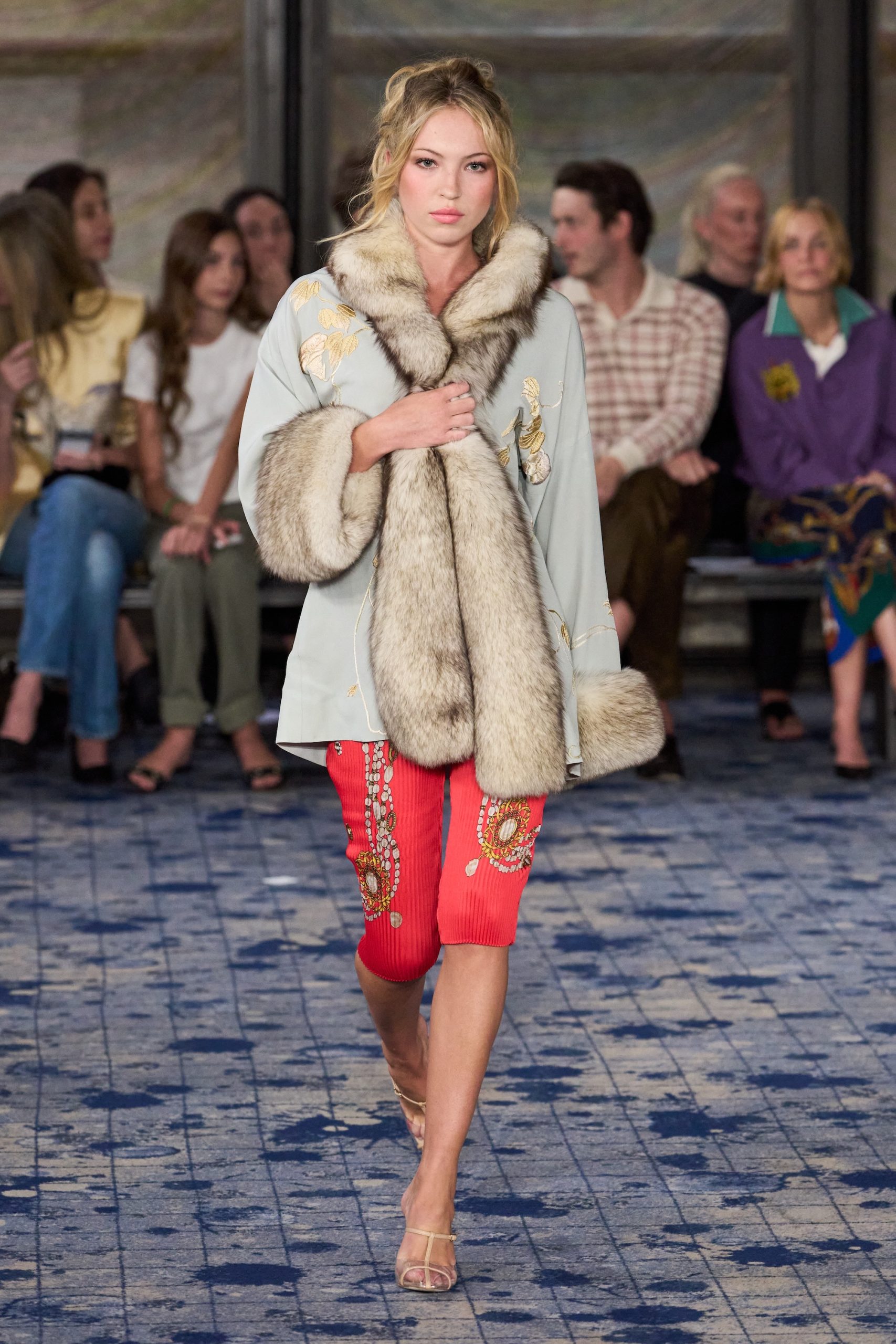 Lila Moss op de catwalk van Conner Ives lente/zomer 2027