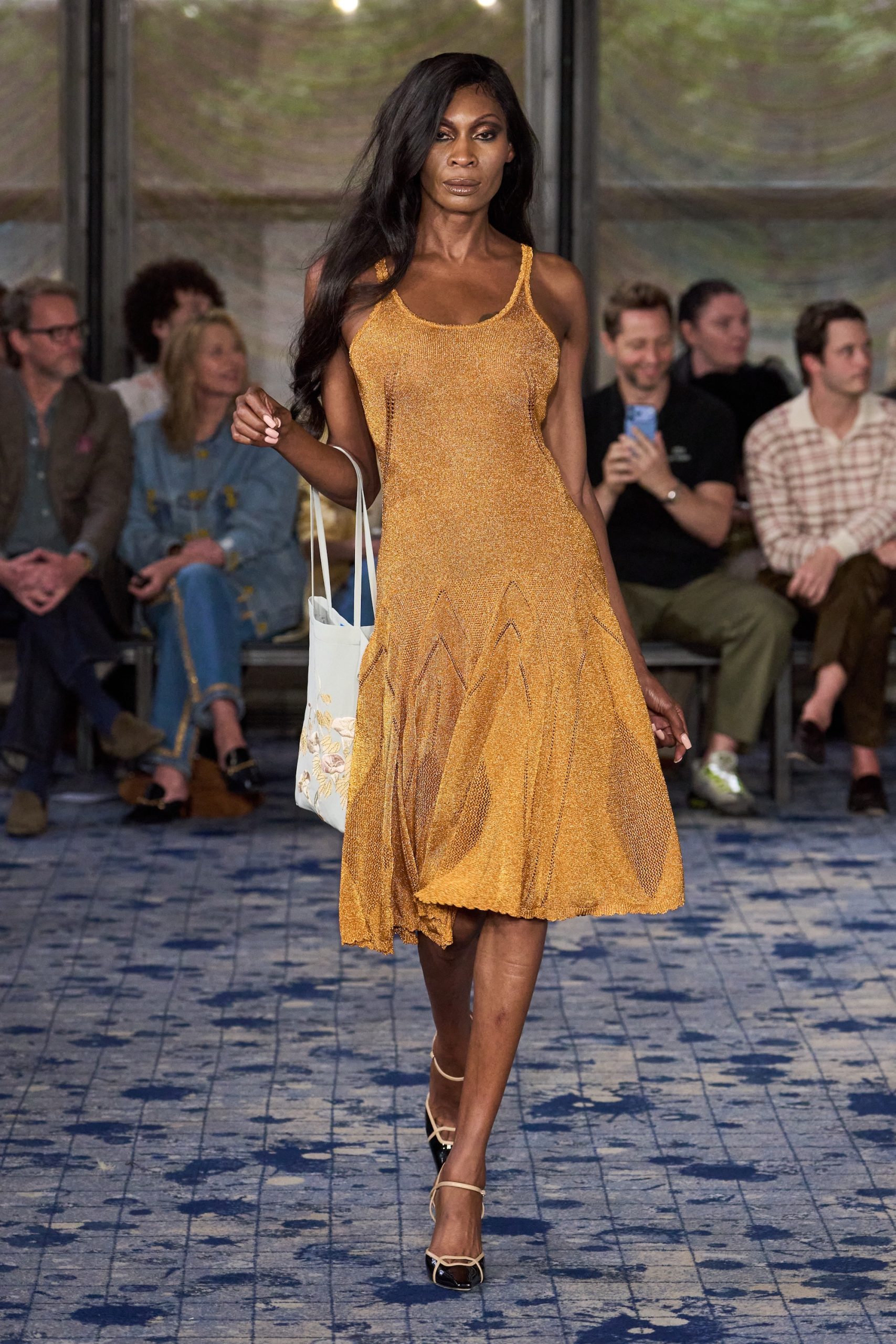 Dominique Jackson op de catwalk van Conner Ives lente/zomer 2027
