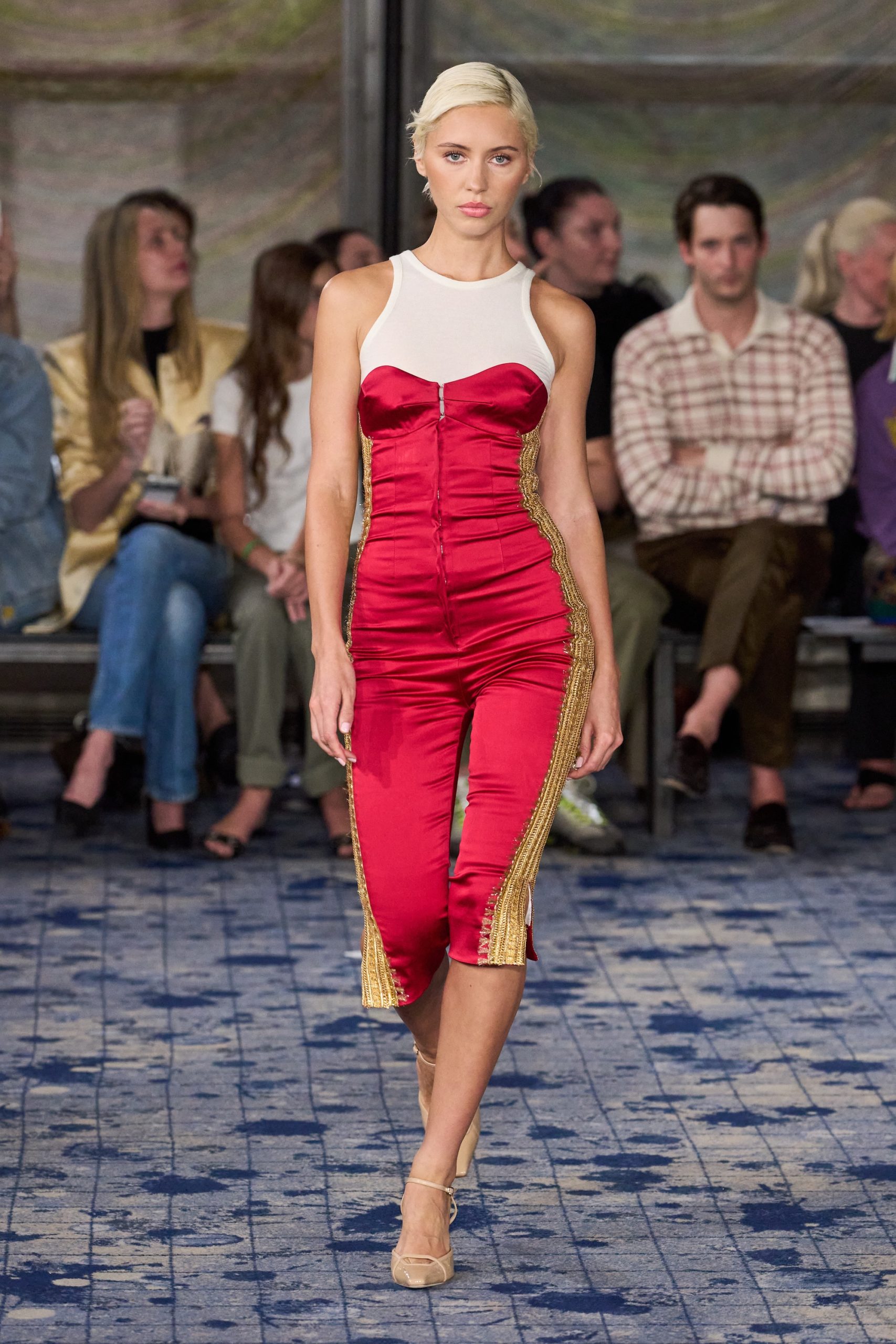 Iris Law op de catwalk van Conner Ives lente/zomer 2027
