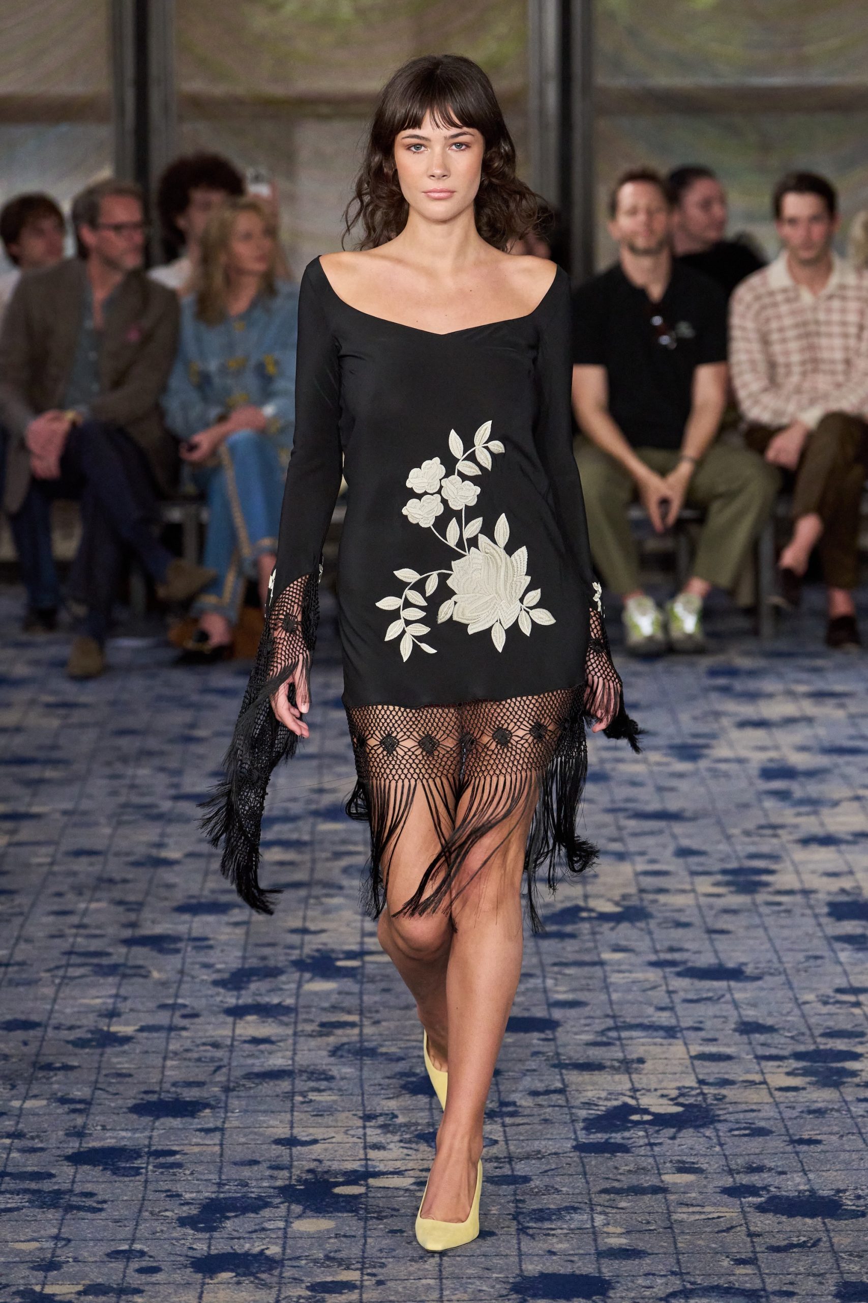 Grace Burns op de catwalk van Conner Ives lente/zomer 2027