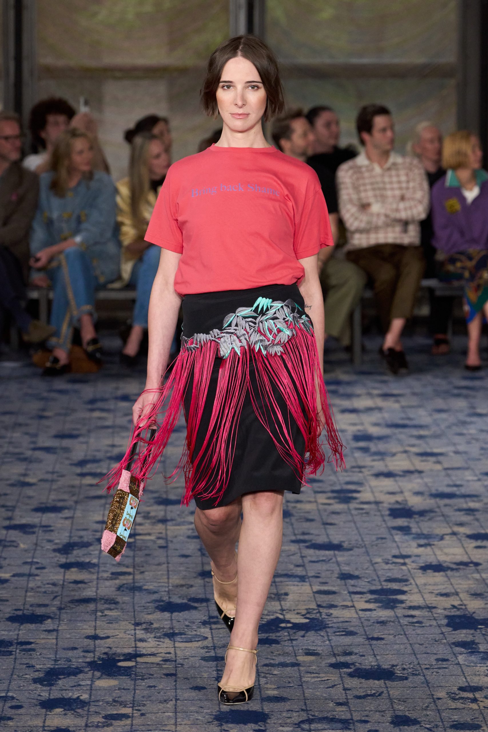 Hari Nef op de catwalk van Conner Ives lente/zomer 2027