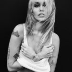 Portret van Miley Cyrus van haar nieuwe album Bass Persuades