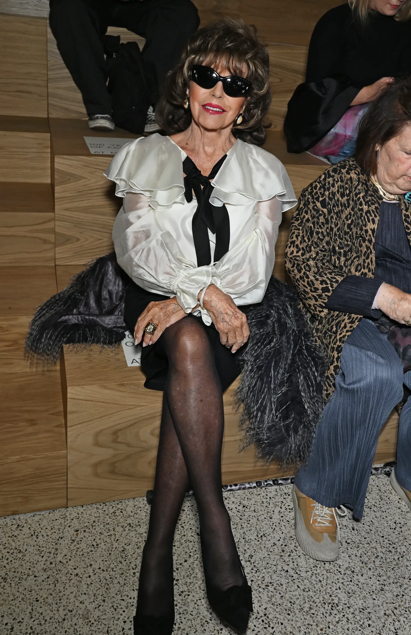 Dame Joan Collins bij M&S