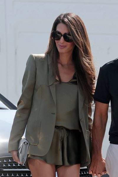 amal-clooney-trapt-het-venice-film-festival-af-in-een-silky-lingerielook-405911