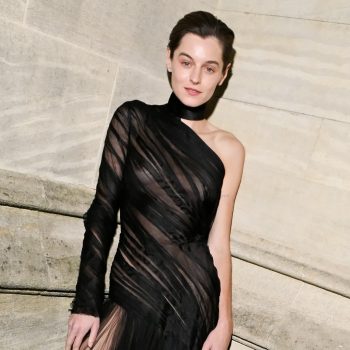 emma-corrin-sienna-miller-siouxsie-sioux-drie-generaties-british-icons-vullen-de-front-row-van-lfw-408355