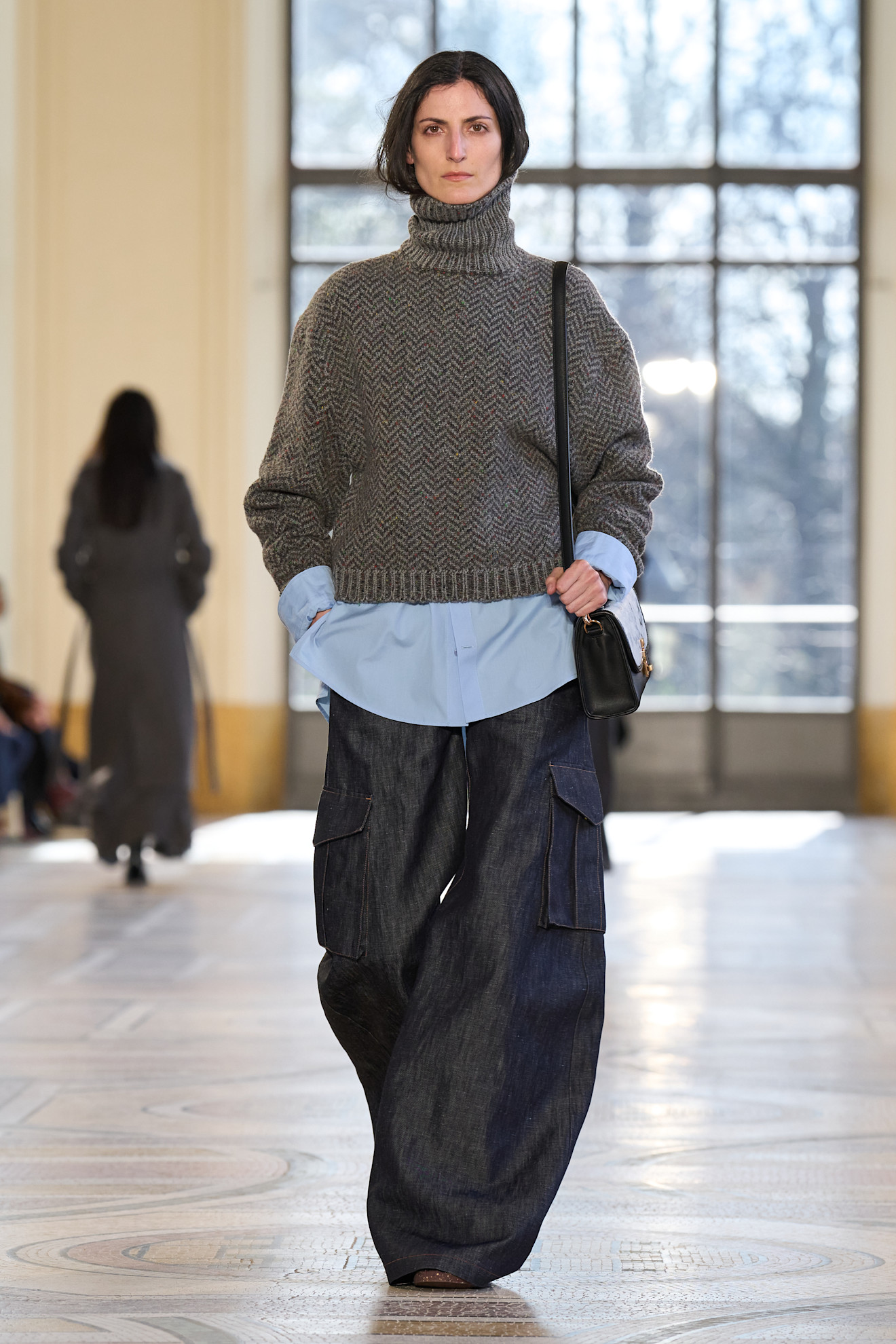 Gabriela Hearst herfst/winter 2026 met een blauw overhemd