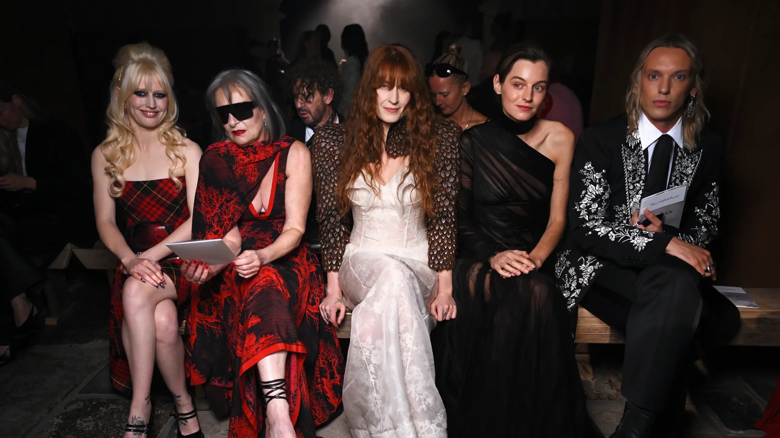 Amy Taylor, Siouxsie Sioux, Florence Welch, Emma Corrin en Jamie Campbell Bower bij McQueen