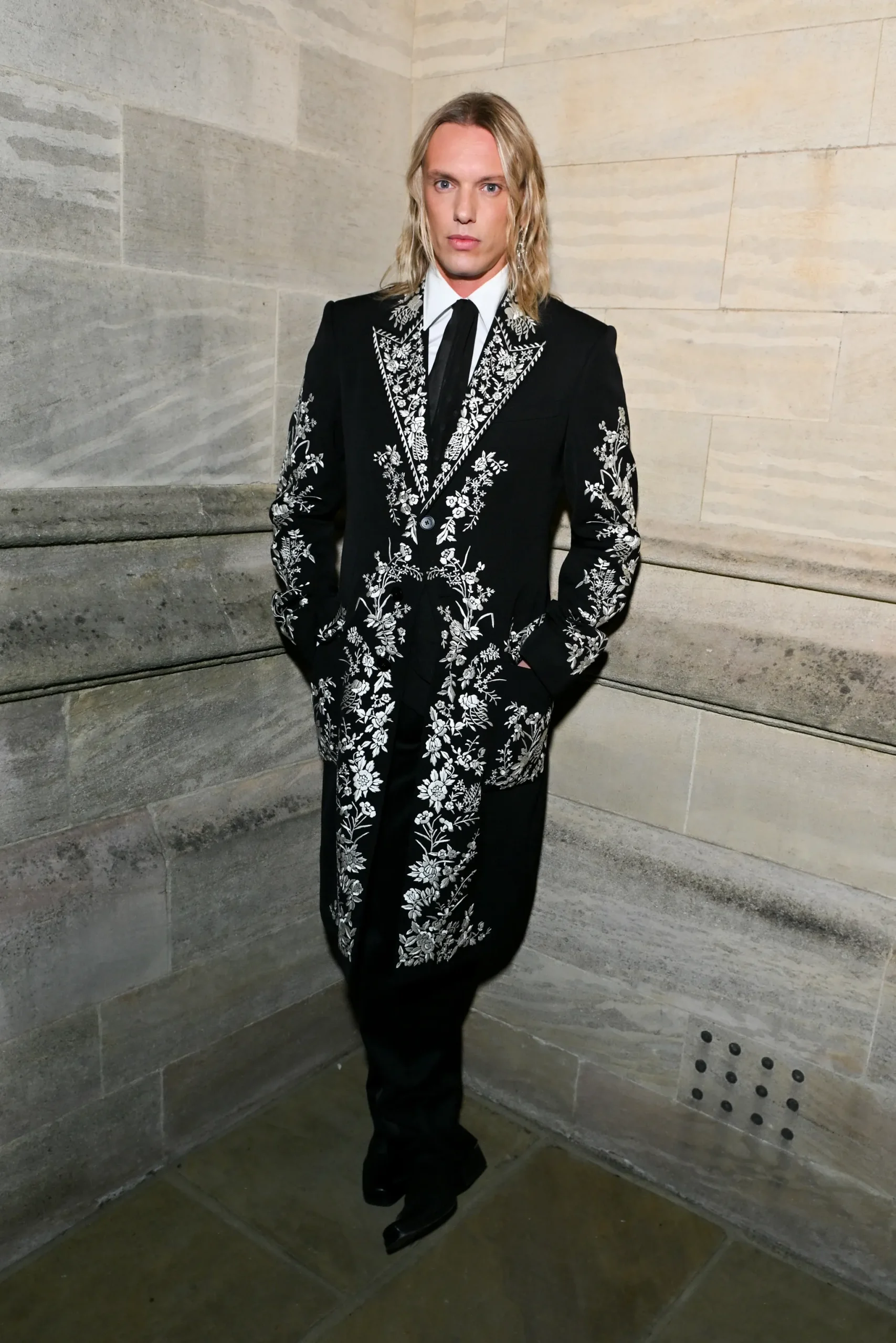 Jamie Campbell Bower bij McQueen
