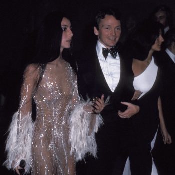 bob-mackie-de-ontwerper-achter-chers-legendarische-looks-is-overleden-407569