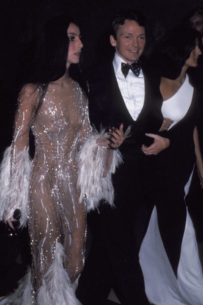 bob-mackie-de-ontwerper-achter-chers-legendarische-looks-is-overleden-407569