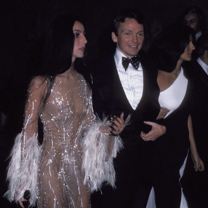 bob-mackie-de-ontwerper-achter-chers-legendarische-looks-is-overleden-407569