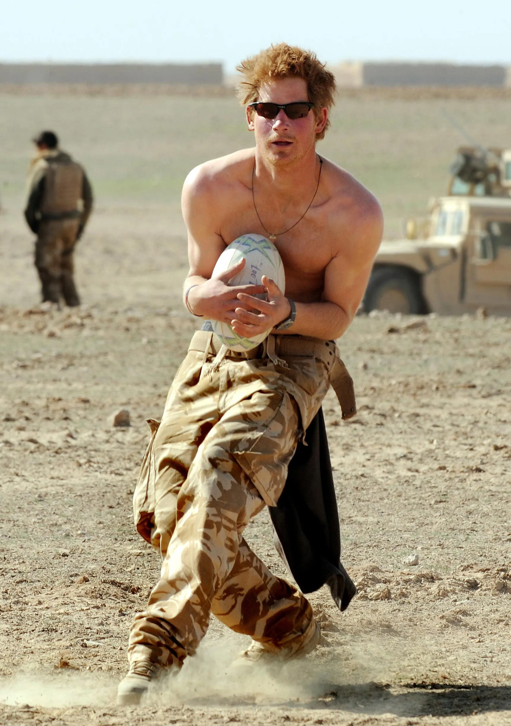 In 2008 oefende hij zijn rugbyvaardigheden in de woestijn.