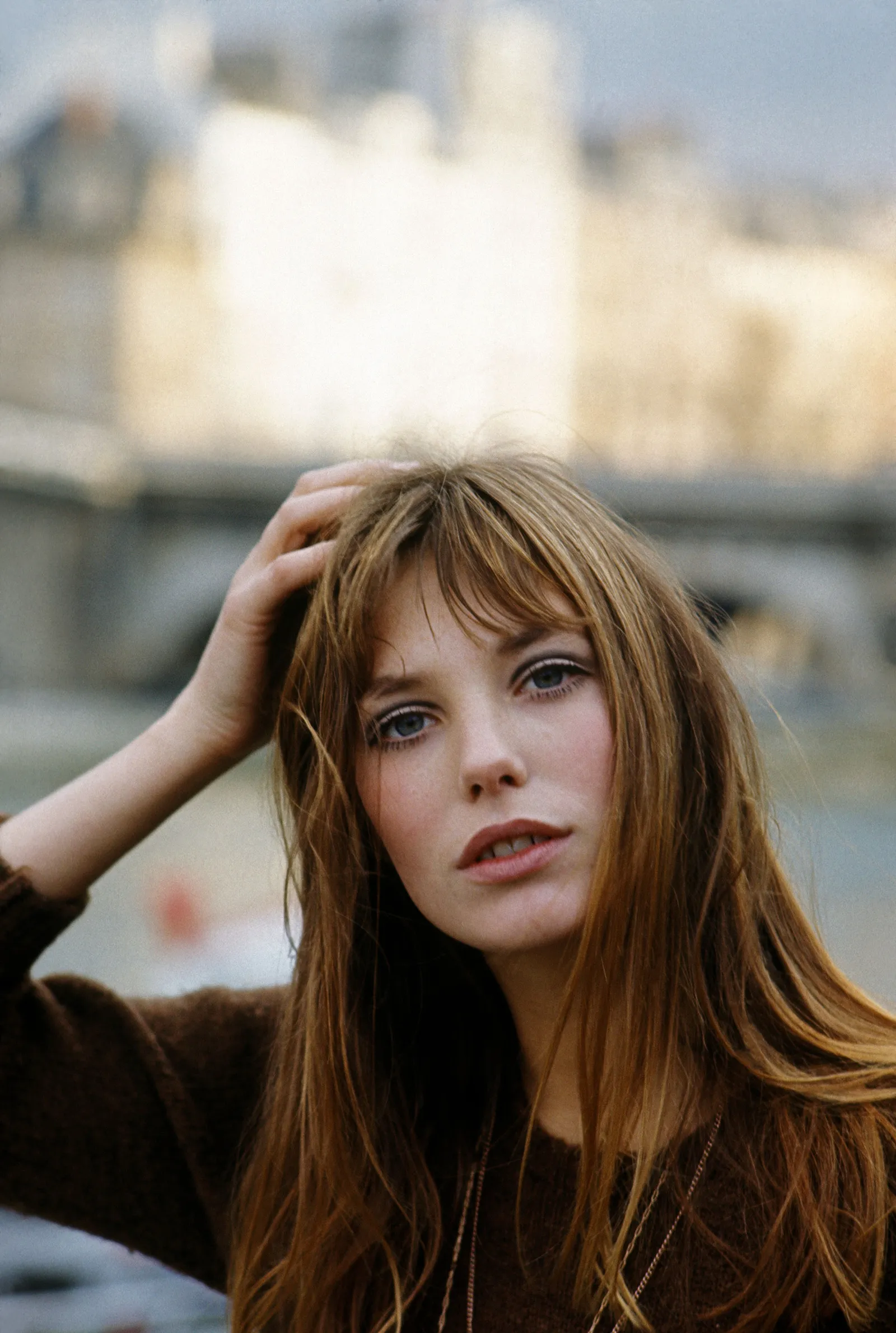 Jane Birkin met hand in haar