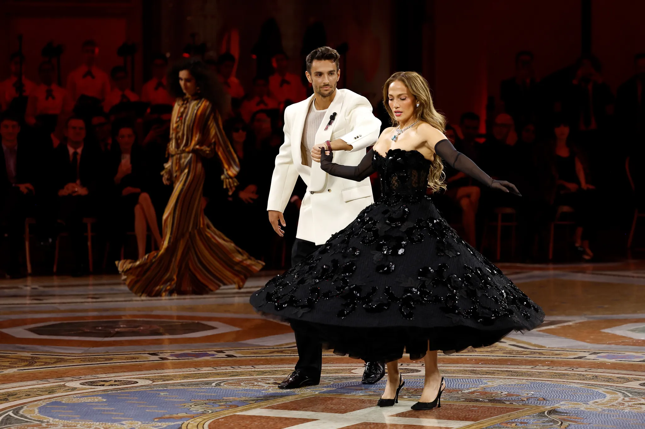 Jennifer Lopez (in Dolce & Gabbana) en Lorenzo Musetti (in Bottega Veneta)