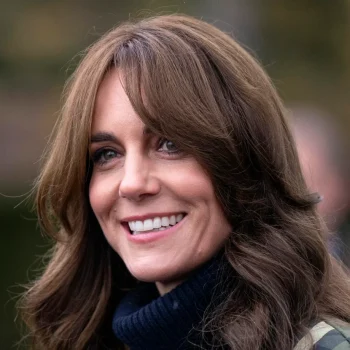 kate-is-boswandeling-ready-in-haar-klassieke-british-heritage-look-met-burberry-trenchcoat-408105