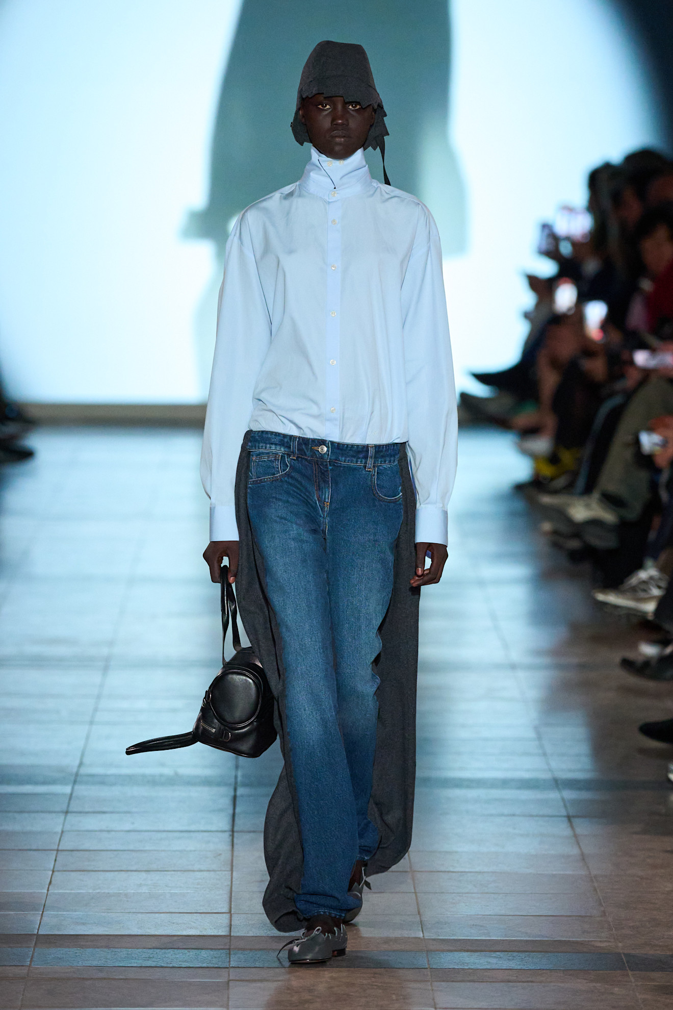 Julie Kegels herfst/winter 2026 met een blauw overhemd
