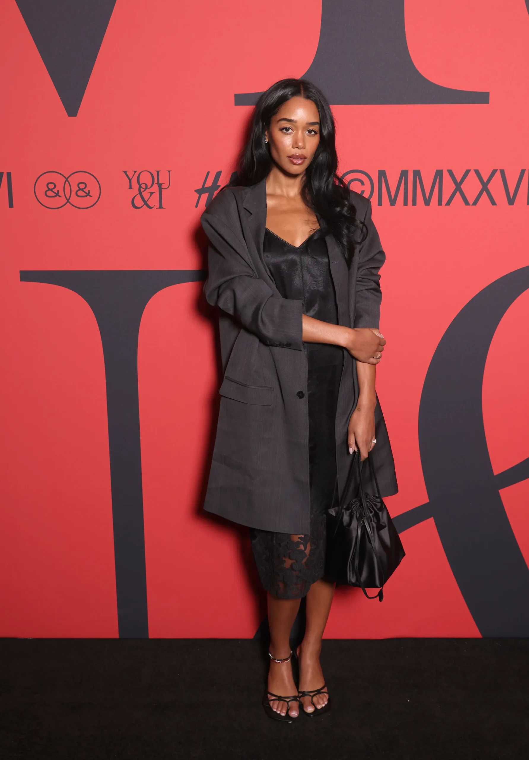 Laura Harrier bij H&M