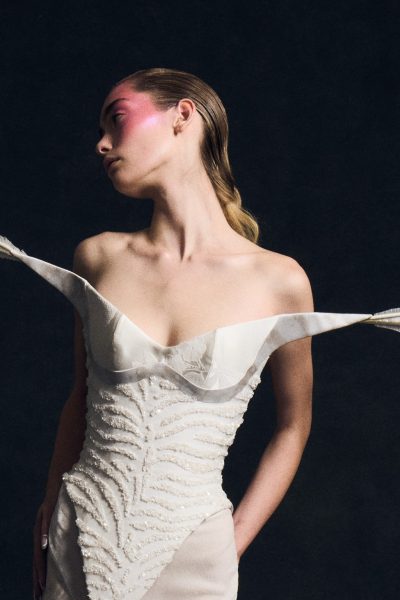 lara-stone-5-000-gebreide-bloemen-en-een-flinke-dosis-razzmatazz-alle-highlights-van-london-fashion-week-408081