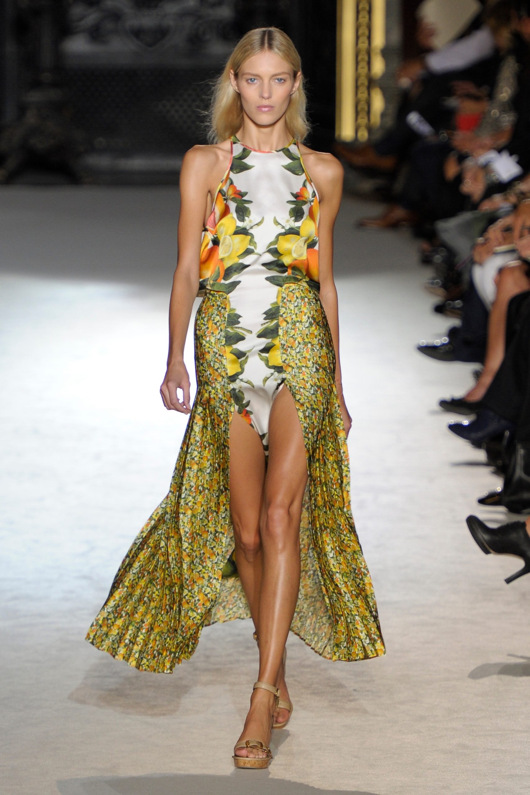 Anja Rubik op de catwalk van Stella McCartney lente/zomer 2011