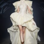 Een look van McQueen lente/zomer 2027 tijdens LFW