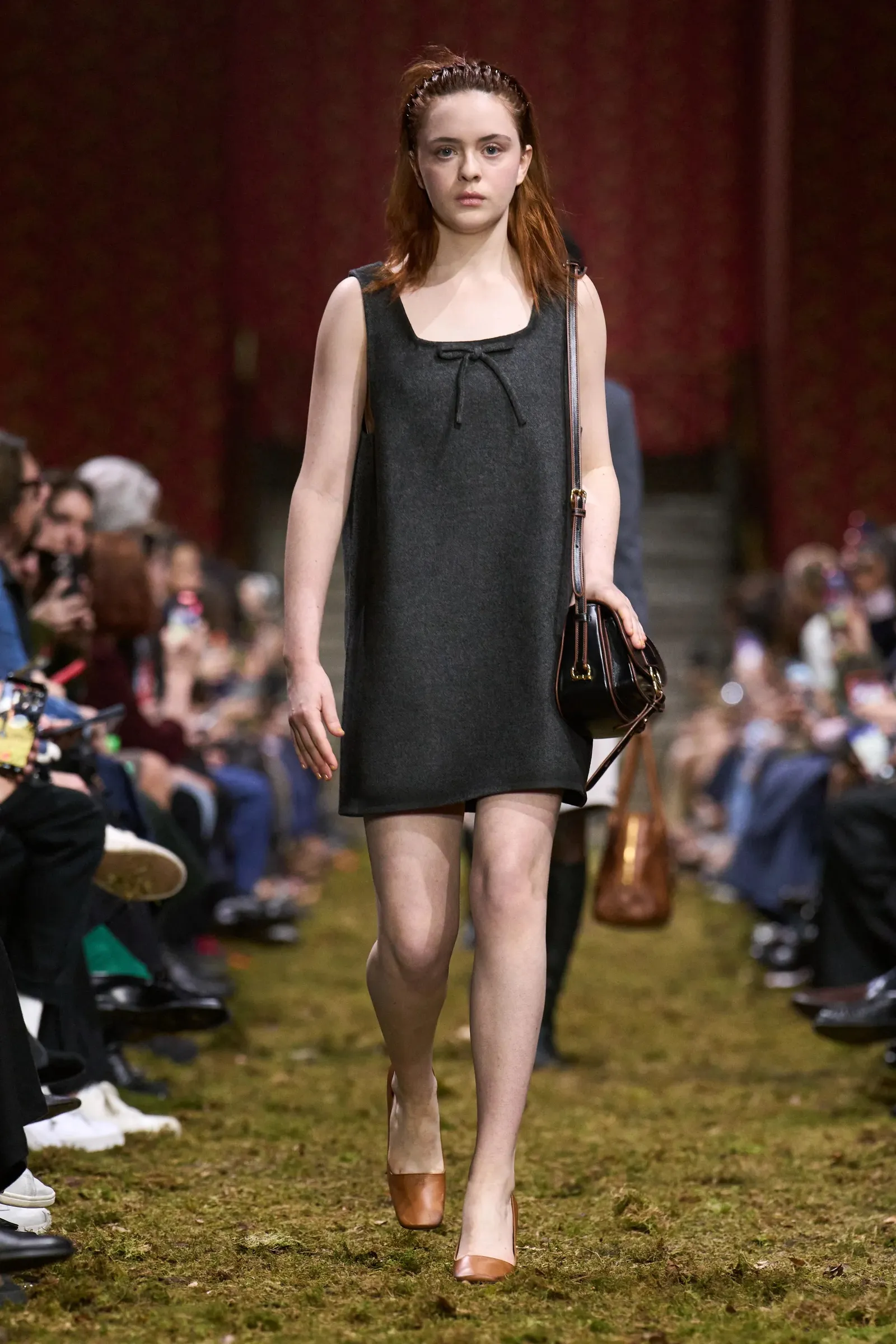 Miu Miu grijze jurk op catwalk