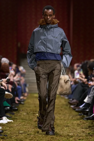 almost-fall-wees-de-early-adopter-die-de-zwarte-broek-verruilt-voor-bruin-dit-seizoen-407733