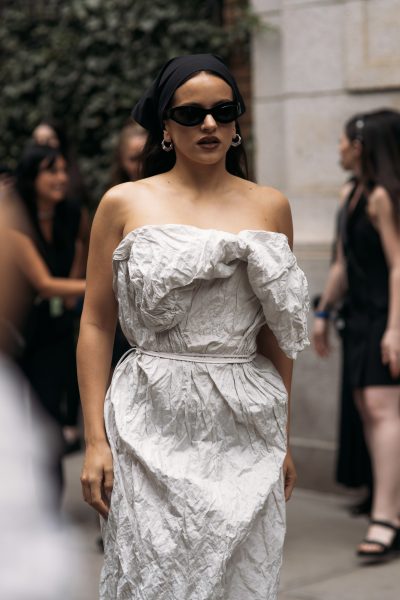 rosalia-gaat-full-black-swan-in-een-zwarte-tutu-tijdens-paris-fashion-week-409663