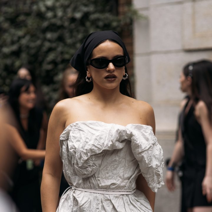 rosalia-gaat-full-black-swan-in-een-zwarte-tutu-tijdens-paris-fashion-week-409663