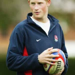 Op de foto is te zien hoe hij in 2004 een RFU-coach voor rugbyontwikkeling helpt bij het begeleiden van kinderen op de Greenfield Primary School in Sheffield.