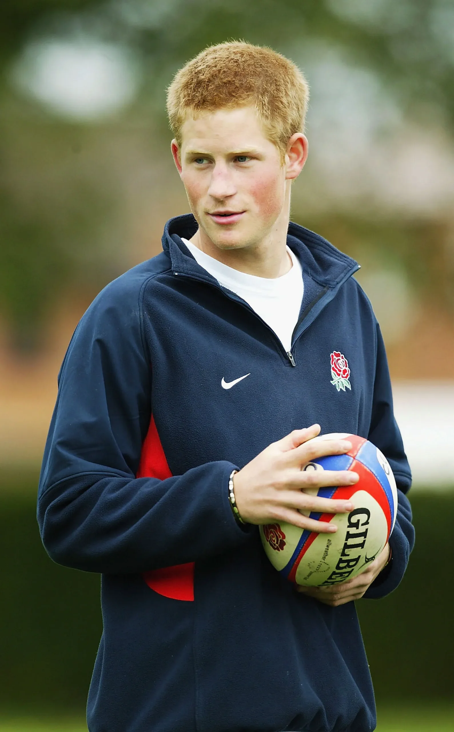 Op de foto is te zien hoe hij in 2004 een RFU-coach voor rugbyontwikkeling helpt bij het begeleiden van kinderen op de Greenfield Primary School in Sheffield.