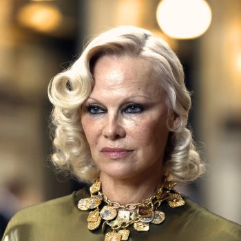 arrivederci-clean-girl-pamela-anderson-omarmt-full-glam-bij-vogue-world-milano-408728