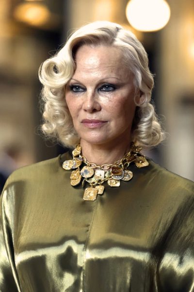 arrivederci-clean-girl-pamela-anderson-omarmt-full-glam-bij-vogue-world-milano-408728