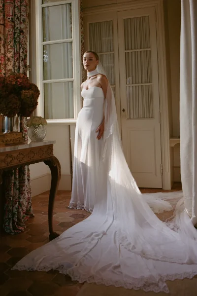 phoebe-dynevor-was-een-bridgerton-worthy-bride-in-custom-louis-vuitton-van-nicolas-ghesquiere-408200