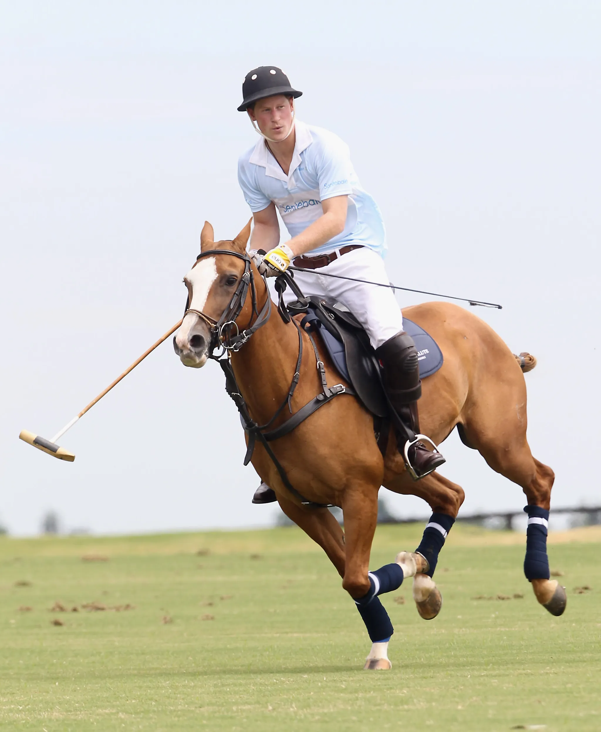 Polo spelen voor het Sentebale-team tijdens de Royal Salute Polo Cup in Campinas, São Paulo, Brazilië, in 2012.
