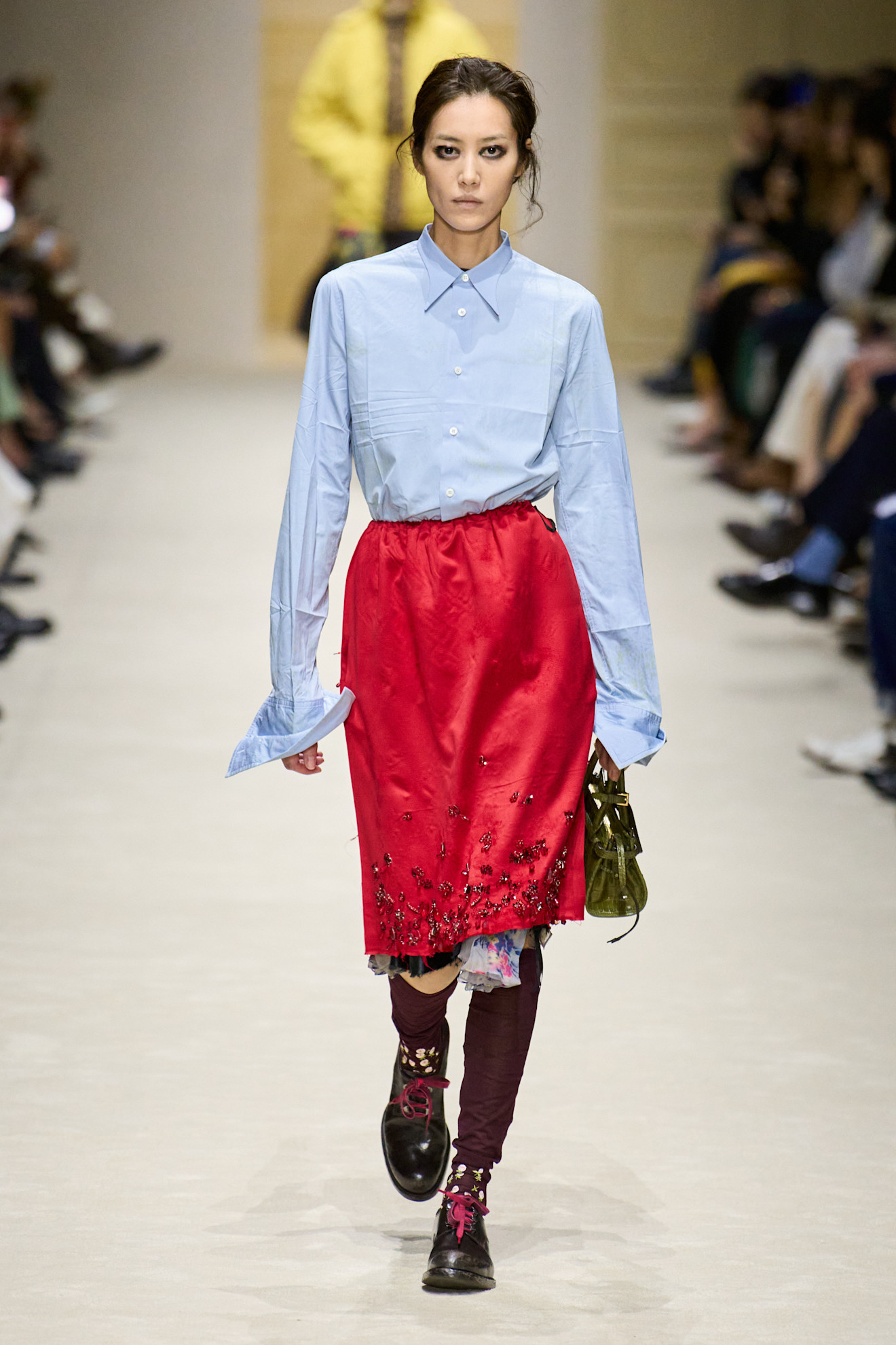 Prada herfst/winter 2026 met een blauw overhemd