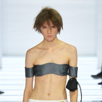 volgens-prada-dragen-we-onze-tas-voortaan-aan-onze-bh-408684
