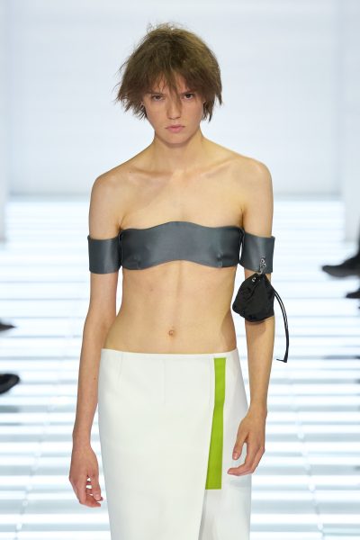 volgens-prada-dragen-we-onze-tas-voortaan-aan-onze-bh-408684