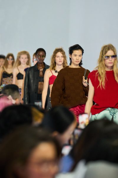 als-het-aan-prada-ligt-hoef-je-voortaan-je-haar-niet-meer-te-borstelen-408685