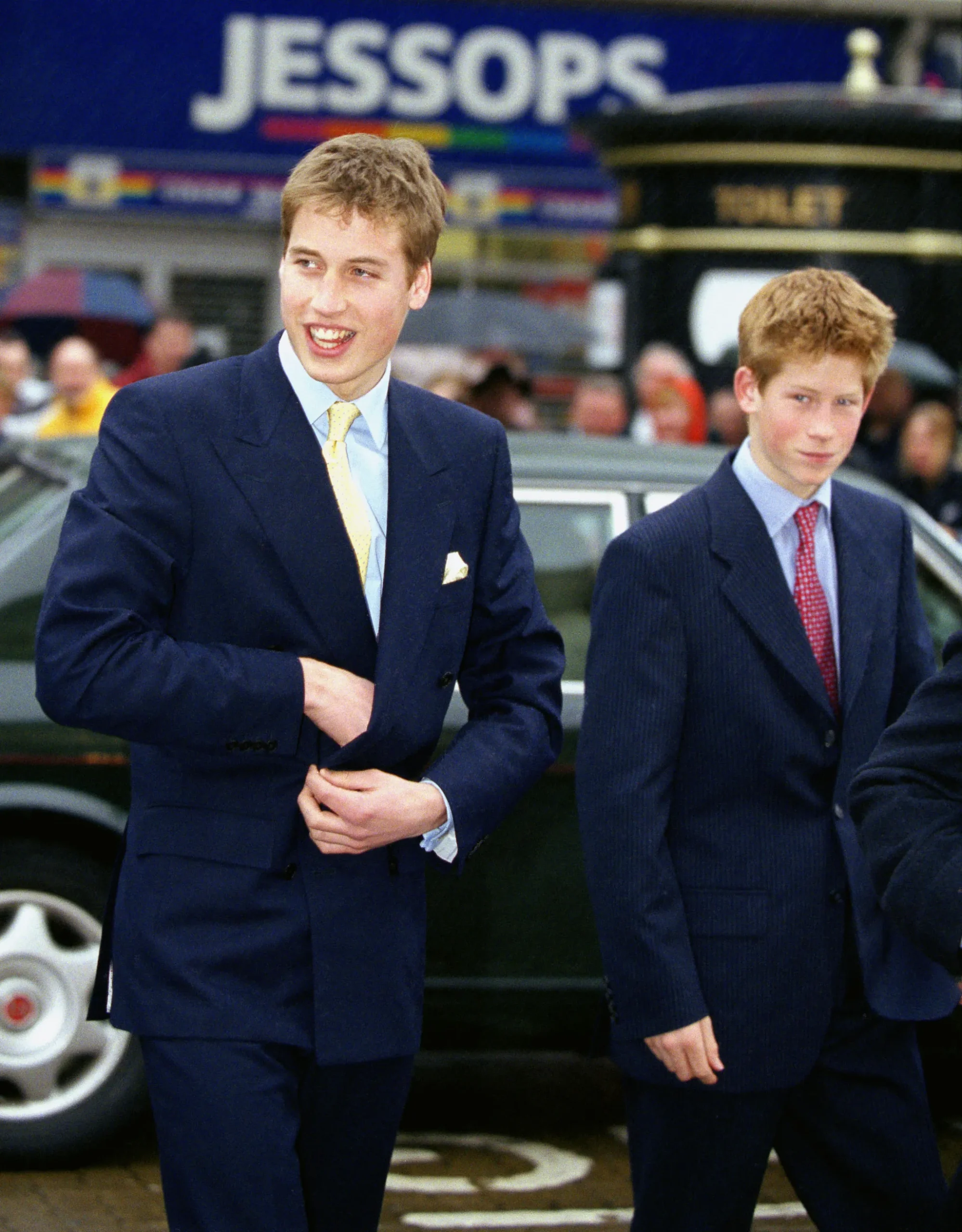 Prins Harry en prins William wonen in 2000 de Millenniumkerkdienst voor Wales bij.