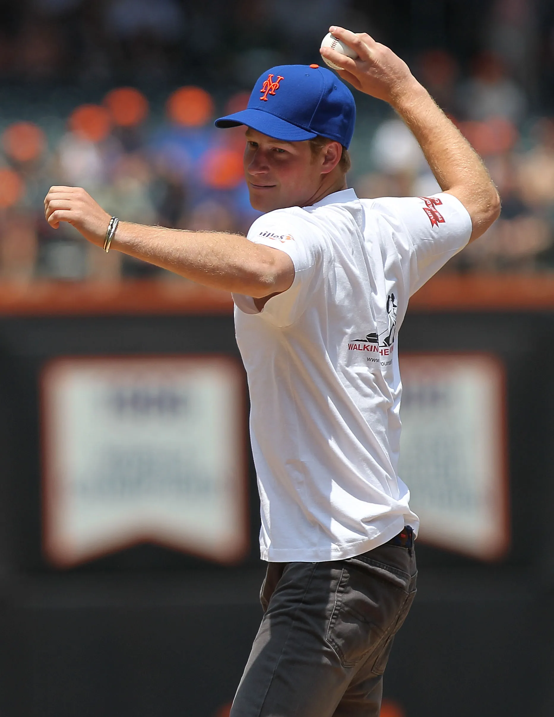 Prins Harry gooit de openingsbal voor de wedstrijd tussen de Minnesota Twins en de New York Mets in 2010.