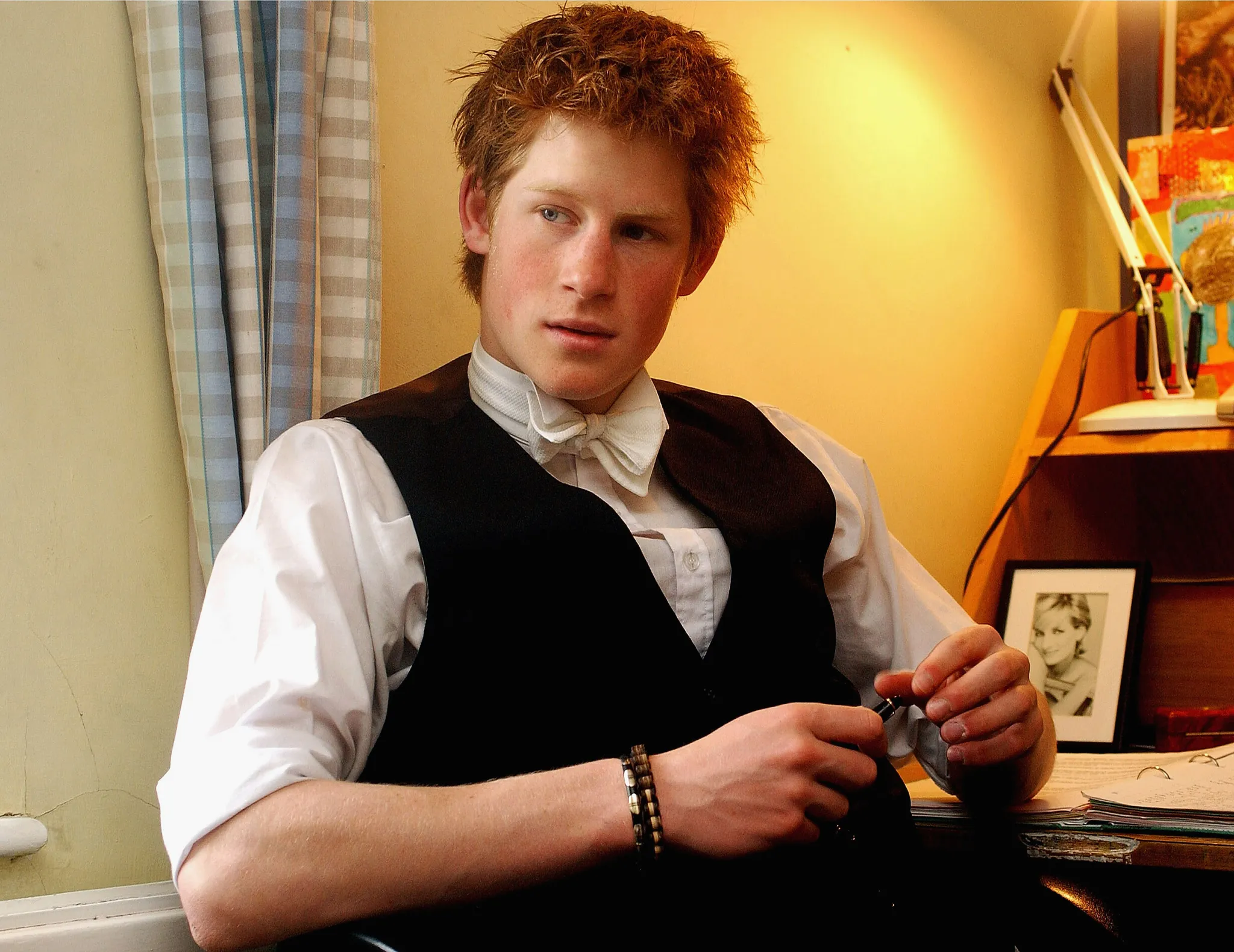 Prins Harry in zijn studentenkamer op Eton College in 2003.