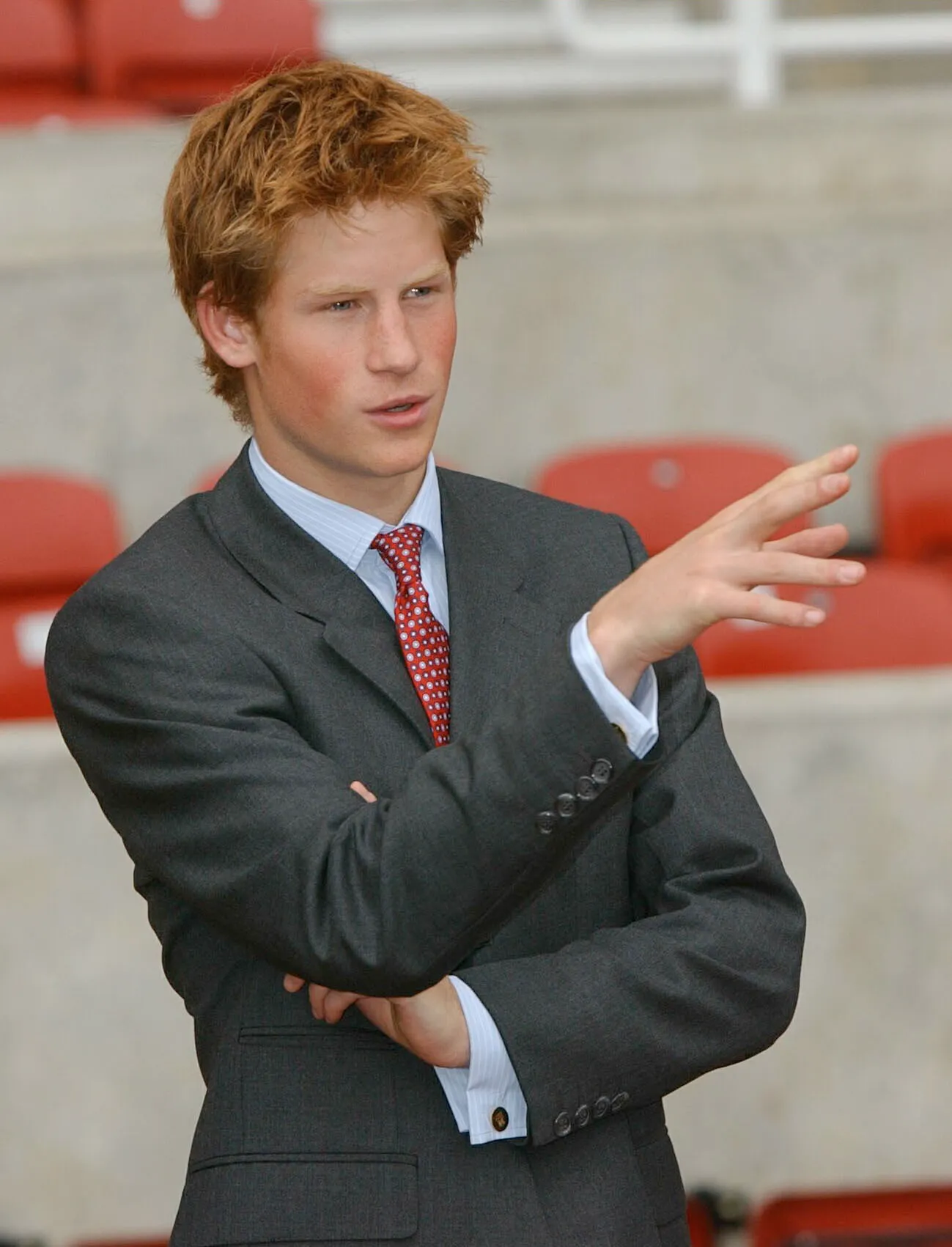Prins Harry kijkt in 2002 naar het jeugdteam van West Ham United.